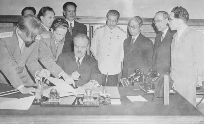 Vyacheslav Molotov (Soviet Foreign Minister) signing the Sino-Soviet Treaty of Friendship and Alliance, Moscow, 14 August 1945. Song Ziwen (sixth right), President of the Executive Yuan; Stalin (fourth right); Wang Shijie (third right), Chinese Foreign Minister; Fu Bingchang (second right).
