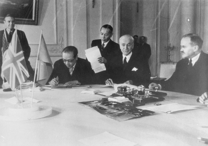 Signing of the Big Four Declaration. Left to right: W. Averell Harriman, Fu Bingchang, Chen Ding, Cordell Hull, Vyacheslav Molotov. October 1943.