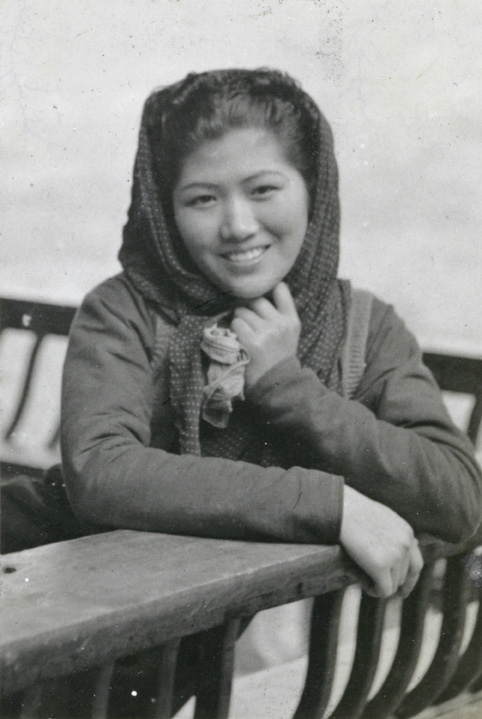 Jiang Fangling (Fanny) with headscarf. By P.S. Foo, 1940.
