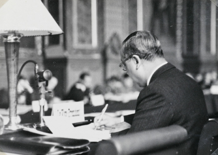 Fu Bingchang writing at the 1946 Paris Peace Conference.